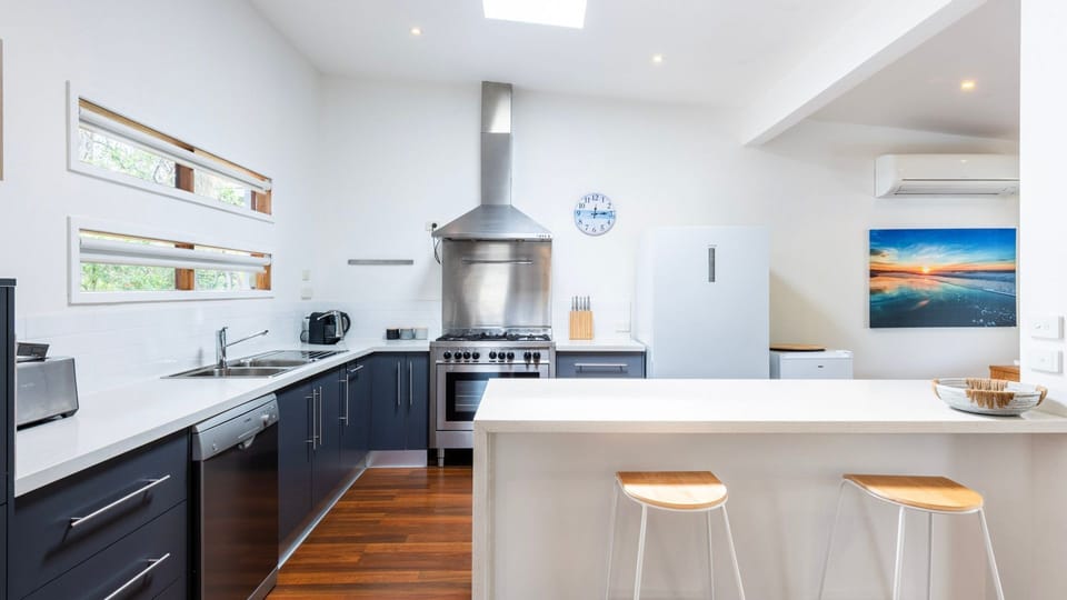 Fully equipped kitchen with breakfast bar.