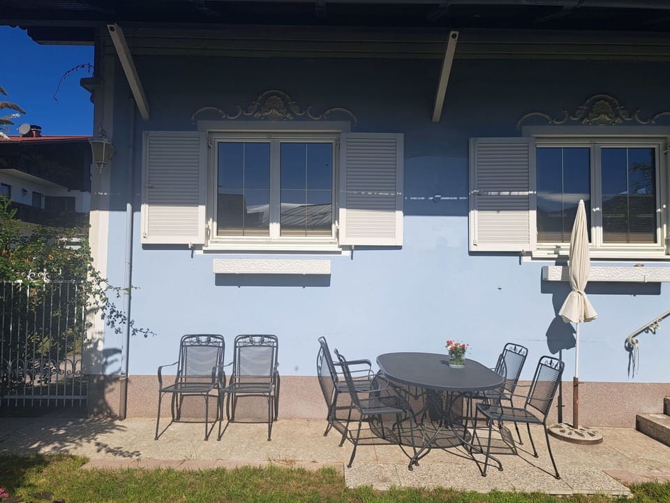 Blue, Home, Shade, Balcony, Paint, Siding, Window Covering, Molding, Window Treatment, Daylighting