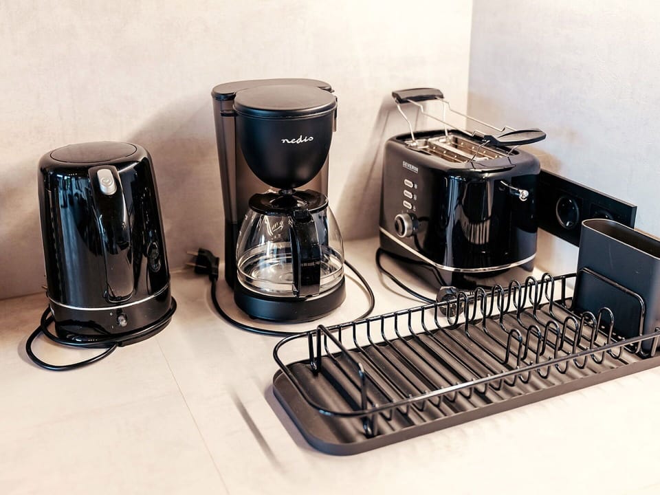 Kitchen Appliance, Small Appliance, Tableware, Serveware, Electronic Device, Home Appliance, Coffeemaker, Machine, Cup