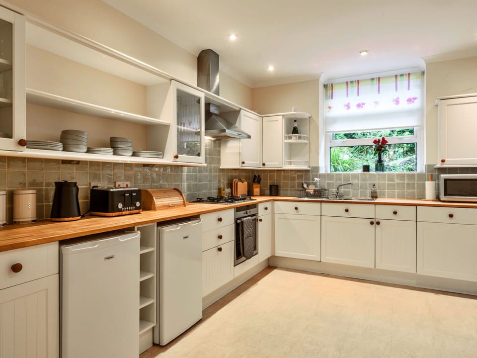 City, Apartment, Human Settlement, Resort, Condominium, Hotel, Resort Town, Swimming Pool, Seaside Resort, Eco Hotel