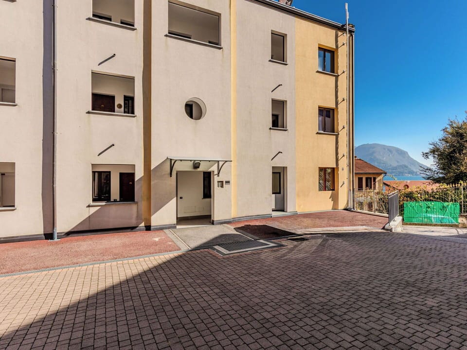 Wall, Apartment, Composite Material, Concrete, Paint, Daylighting, Plaster, Balcony