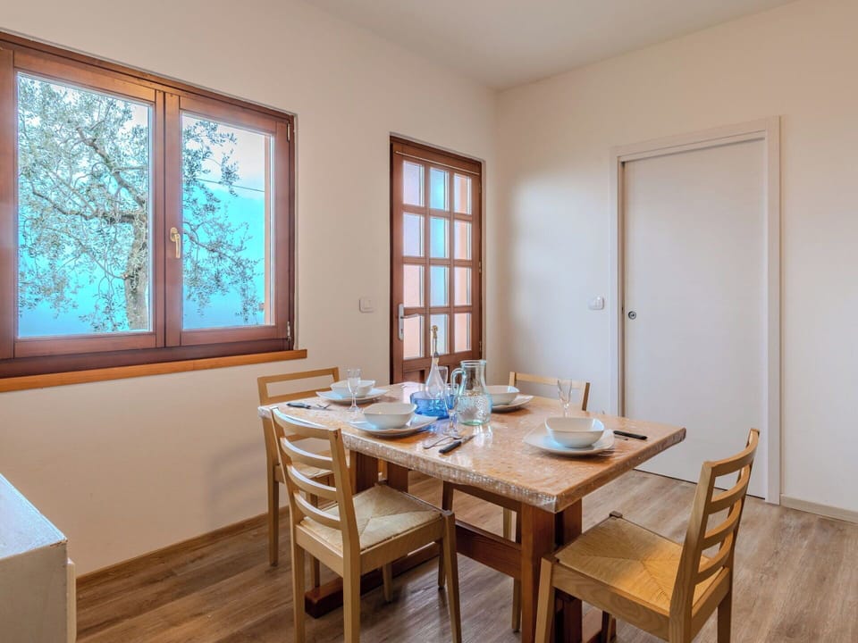 Furniture, Flooring, Interior Design, Floor, Wood, Wood Flooring, Ceiling, Room, Dining Room, Table