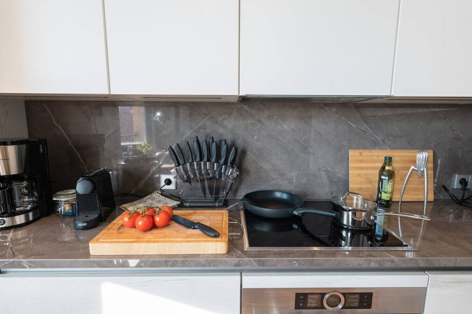 Sleek, fully equipped kitchen with modern appliances — ideal for everything from a quick breakfast to a relaxed dinner at home.