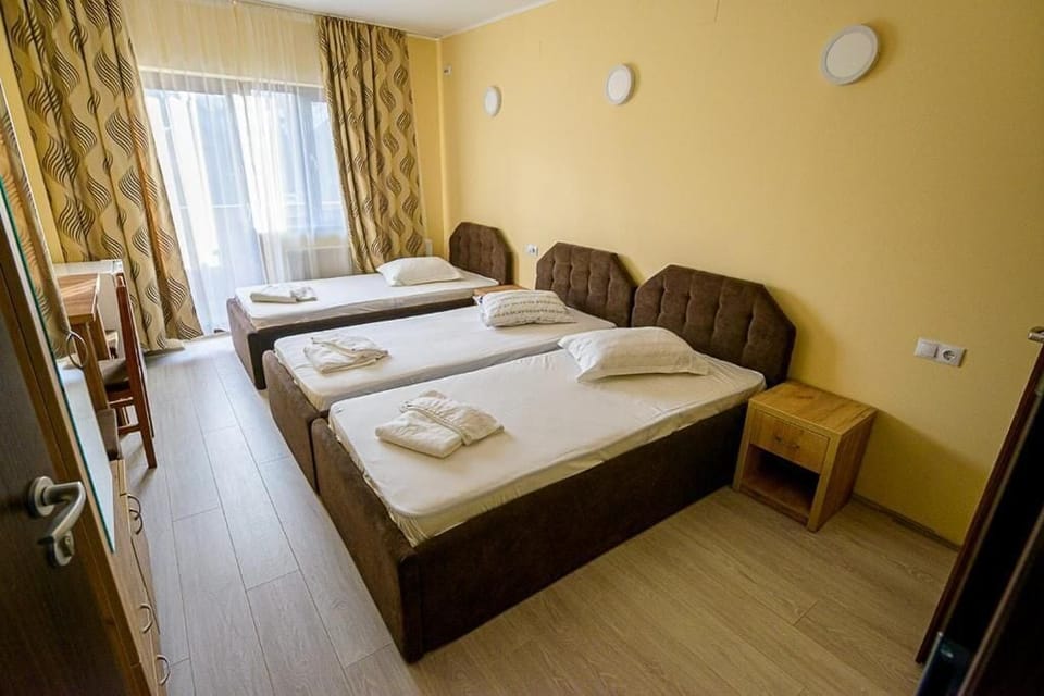 Triple Room | Desk, free WiFi