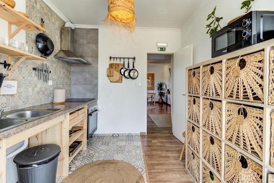 Full-size fridge, microwave, oven, stovetop