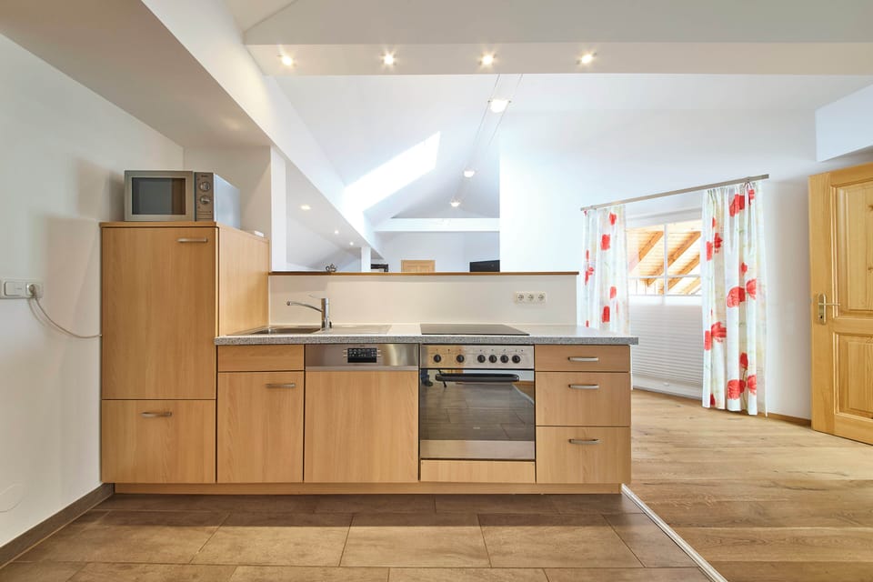 Comfort Condo, 2 Bedrooms, Pets Allowed, Mountain View | Private kitchen | Coffee/tea maker, electric kettle