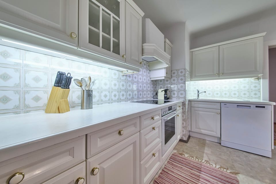 Comfort Condo, 1 Bedroom, Pets Allowed, Garden View | Private kitchen | Coffee/tea maker, electric kettle