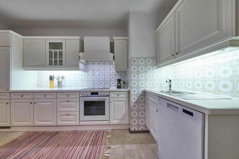 Comfort Condo, 1 Bedroom, Pets Allowed, Garden View | Private kitchen | Coffee/tea maker, electric kettle