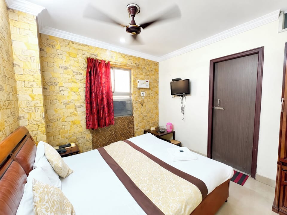 Hypo-allergenic bedding, desk, soundproofing, free WiFi