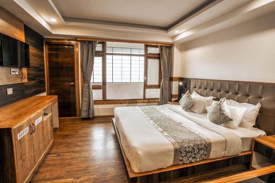 Executive Room, City View | In-room safe, desk, soundproofing, iron/ironing board (on request)