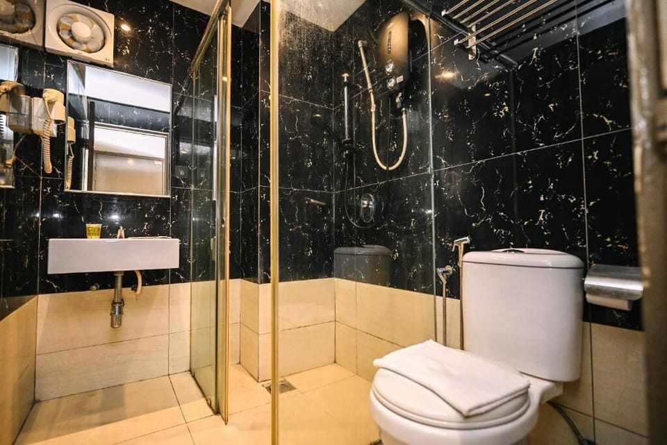 Deluxe Queen Room | Bathroom | Bidet, towels