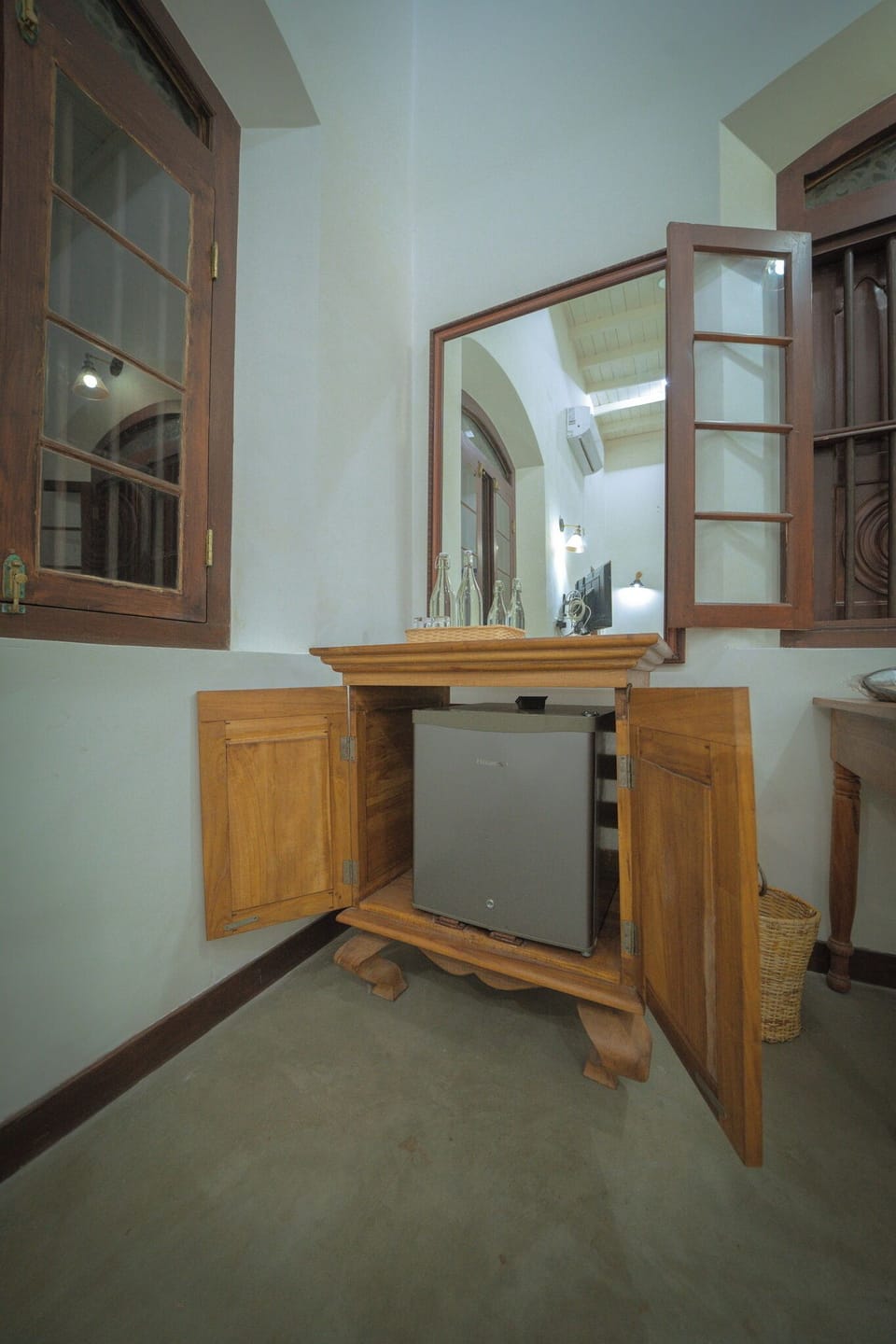 Desk, laptop workspace, free WiFi