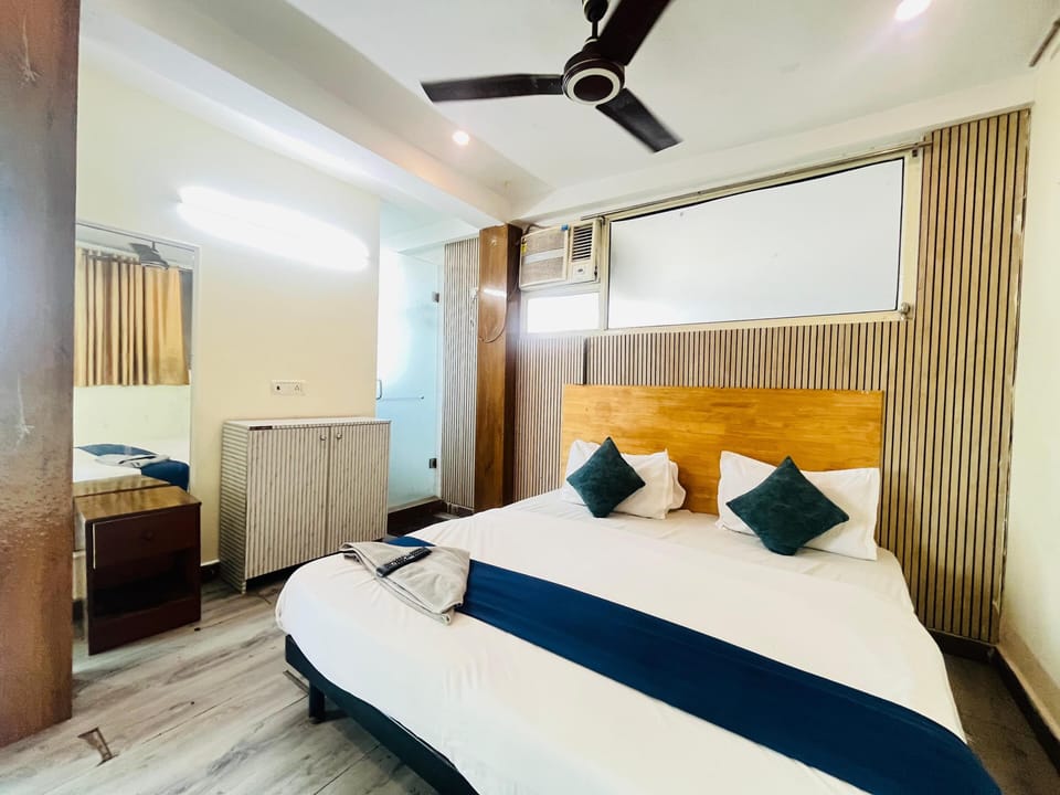 Egyptian cotton sheets, premium bedding, desk, laptop workspace