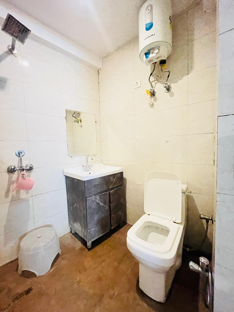 Shower, towels, soap, shampoo