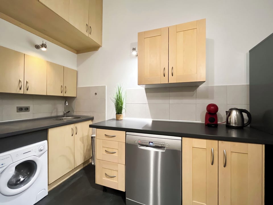 Apartment, Courtyard View | Private kitchen | Electric kettle