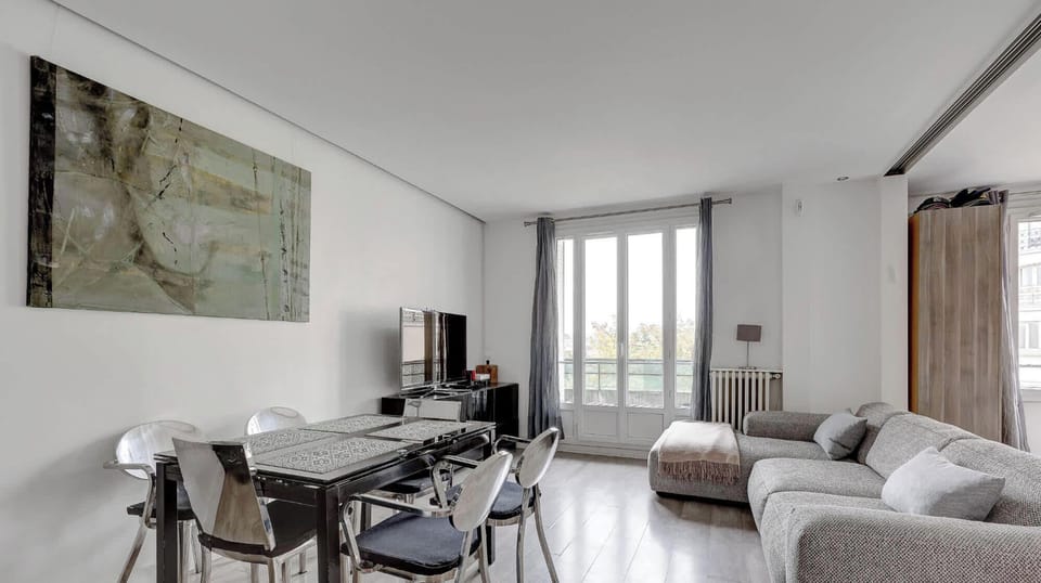 Coin repas avec une grande table et des chaises