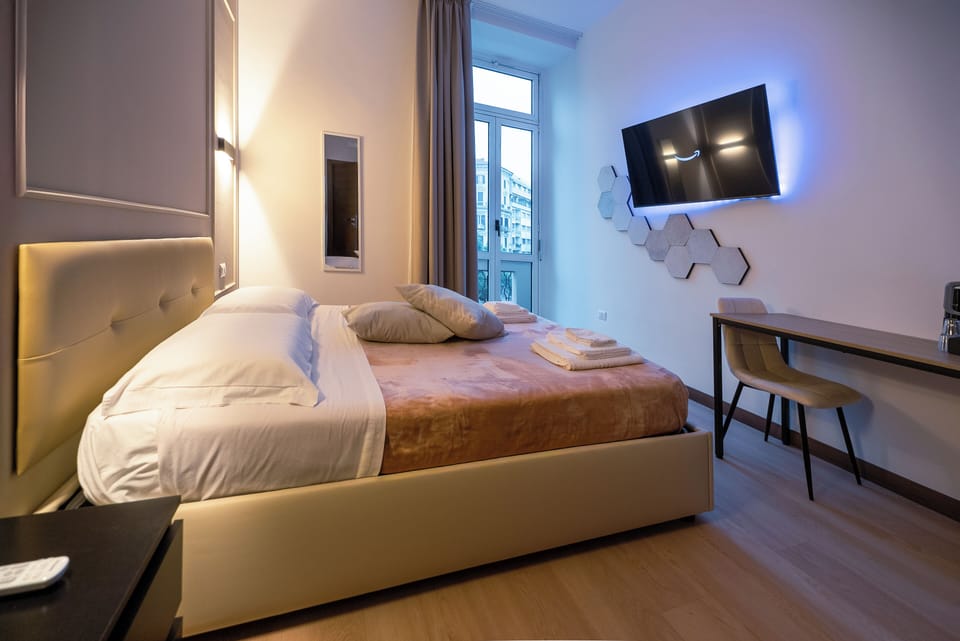 Deluxe Room, Balcony, Chromotherapy and Cervical hydromassage | Hypo-allergenic bedding, down comforters, memory foam beds, minibar
