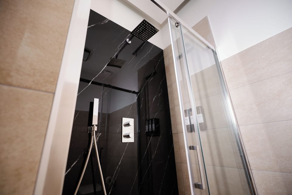 Deluxe Room, Balcony, Chromotherapy and Cervical hydromassage | Bathroom | Hair dryer, bidet, towels, soap