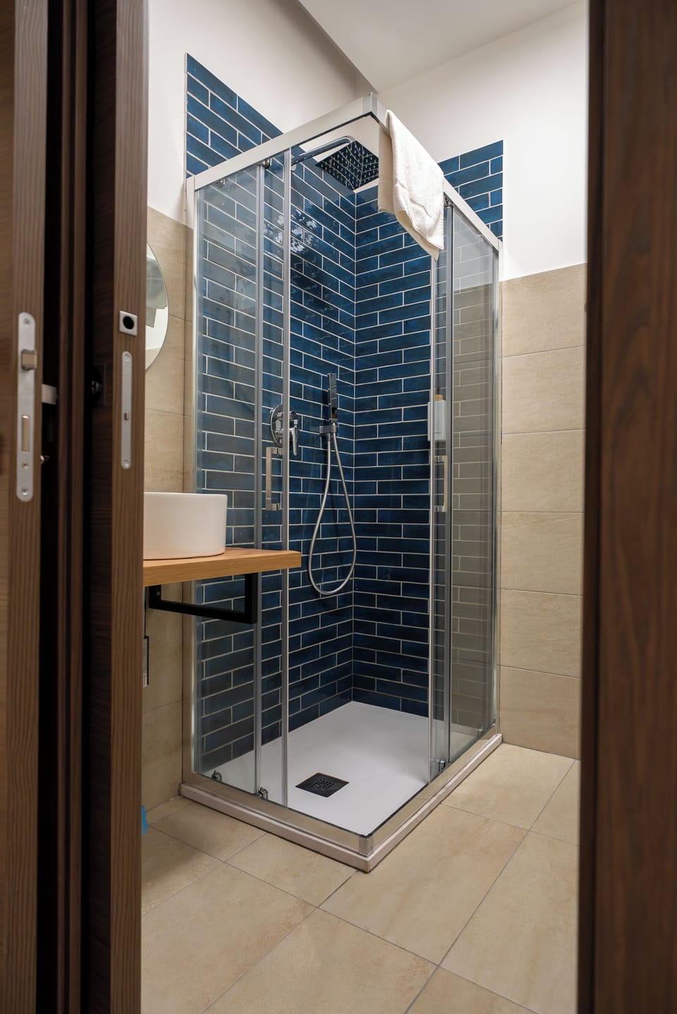 Romantic Room | Bathroom | Hair dryer, bidet, towels, soap