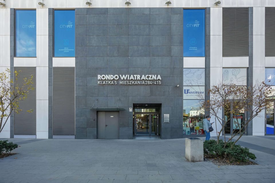 Building entrance with stairwell no. 5, located near the market.