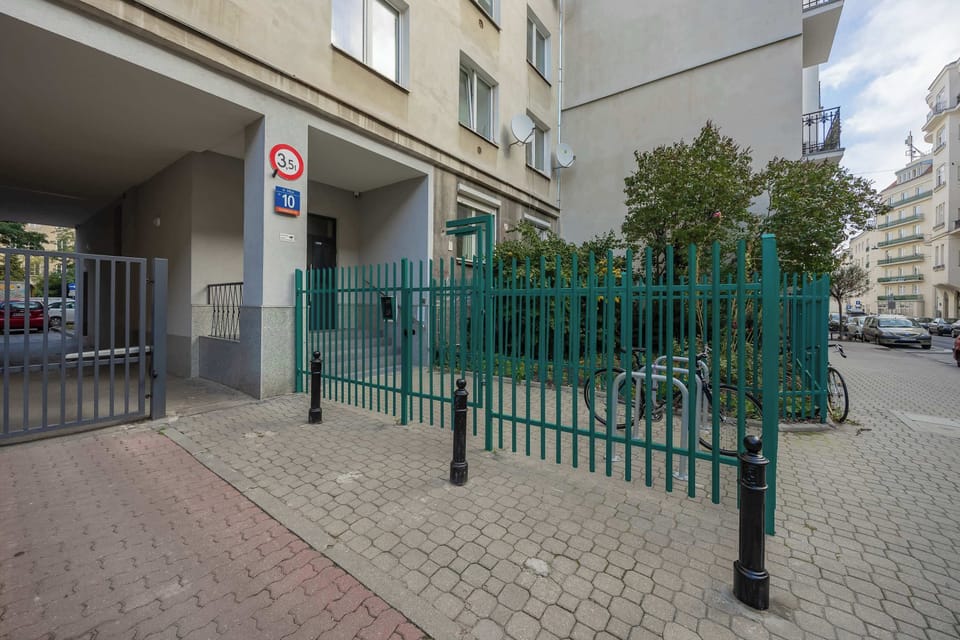 The entrance to the building is safe and tidy, leading to an interior with a welcoming urban feel.