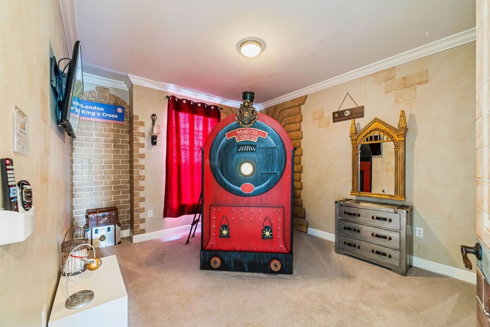 Hogwarts Express-Themed Room for Potter Fans