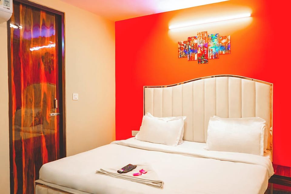 Deluxe Double Room | Desk, free WiFi, bed sheets