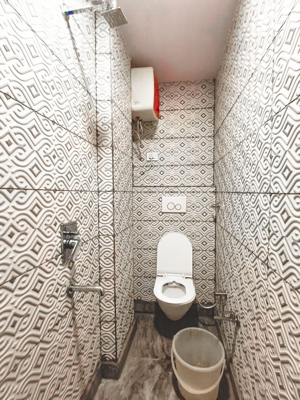Deluxe Double Room | Bathroom | Shower, free toiletries, towels, soap