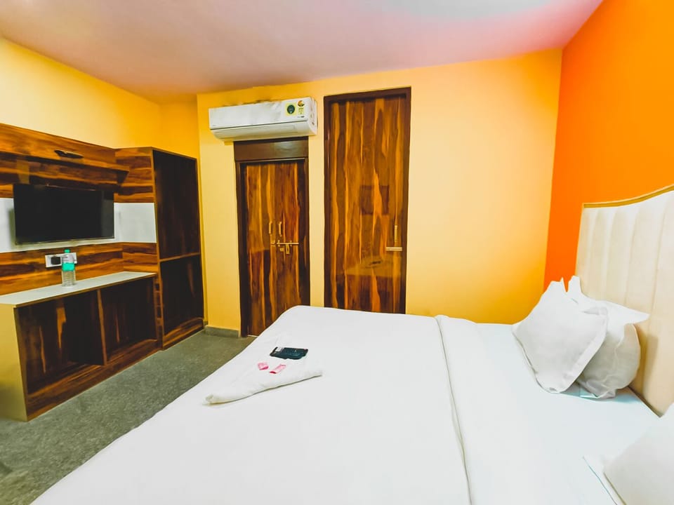 Deluxe Double Room | Desk, free WiFi, bed sheets