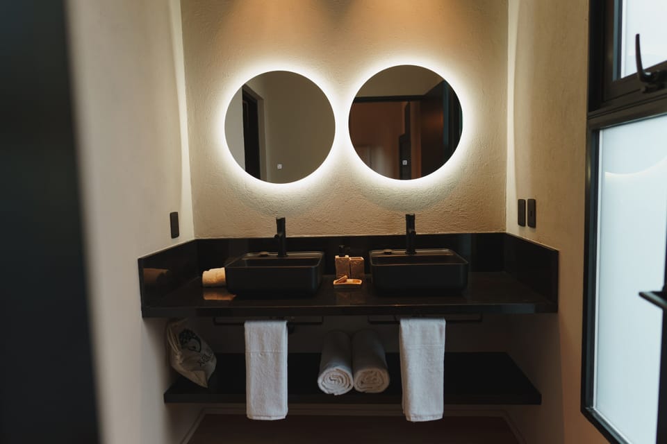 Shower, rainfall showerhead, free toiletries, hair dryer