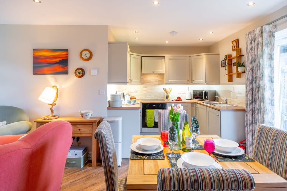 Ground floor: Dining area and kitchen