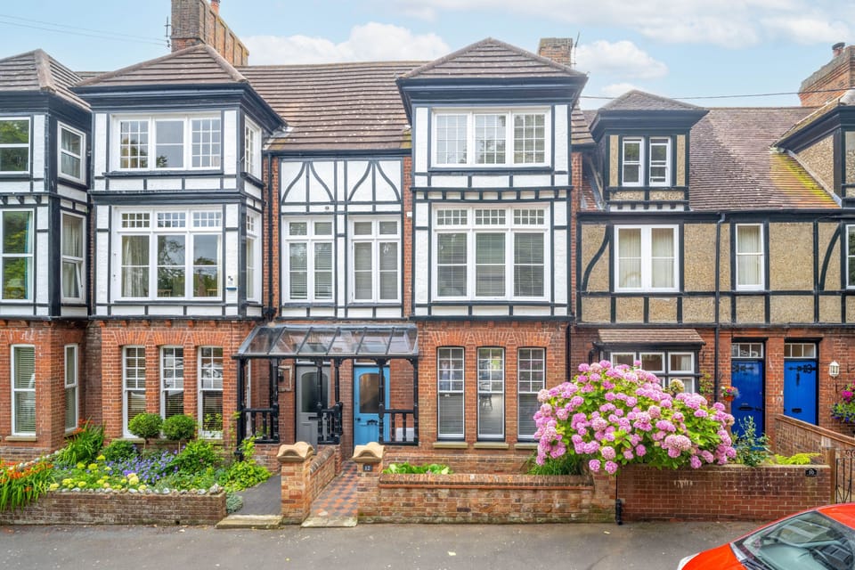 Sea Thrift House, Overstrand: A beautiful Victorian three storey house, overlooking the cricket ground and tucked away in quiet street in Overstrand just a short walk down to the beach