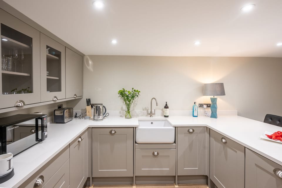 Ground floor: Kitchen with an electric Range style oven, dishwasher, washer/ dryer, microwave, Butler's sink, breakfast bar and coffee machine