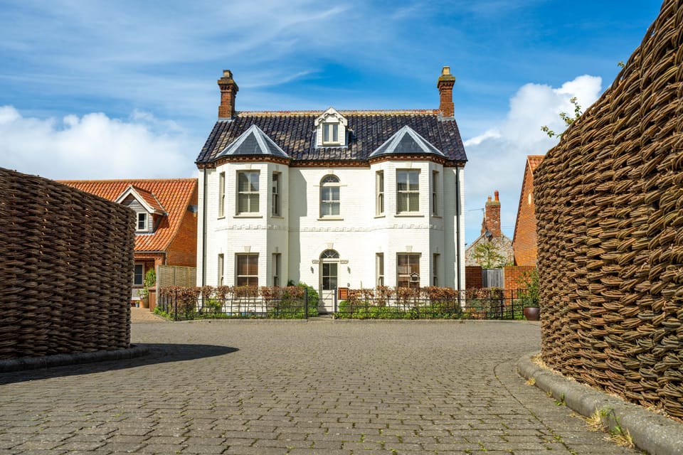 White Horses (2), Blakeney: White Horses is a pretty-as-a-picture Norfolk maisonette, with an absolutely stunning panoramic view of the marshes and sea from the master bedroom