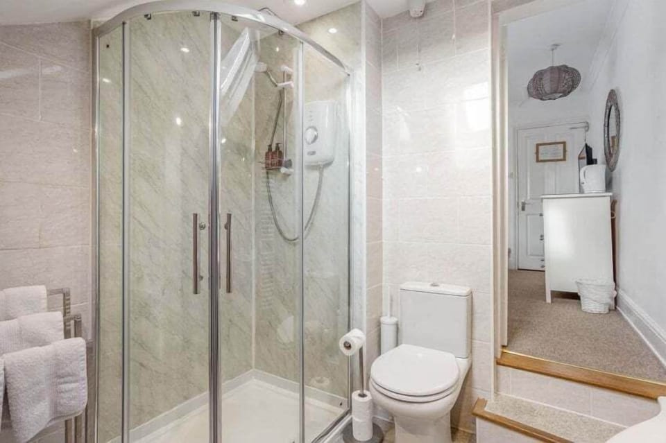 Superior Double Room, Private Bathroom | Bathroom | Shower, hair dryer, towels, soap