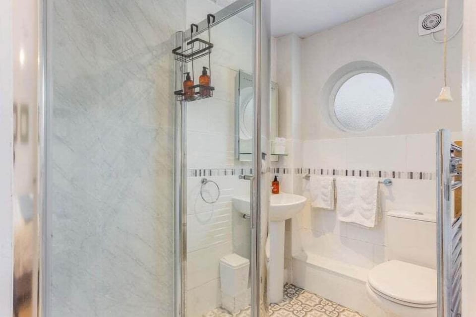 Classic Double Room, Private Bathroom | Bathroom | Shower, hair dryer, towels, soap