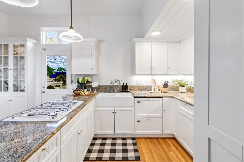 Bright and Lively Fully Equipped Kitchen