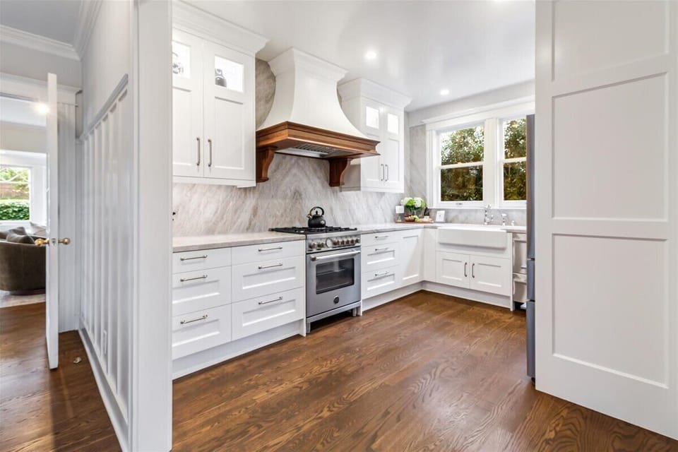 Fully Equipped Kitchen - Very High-End Finishes
