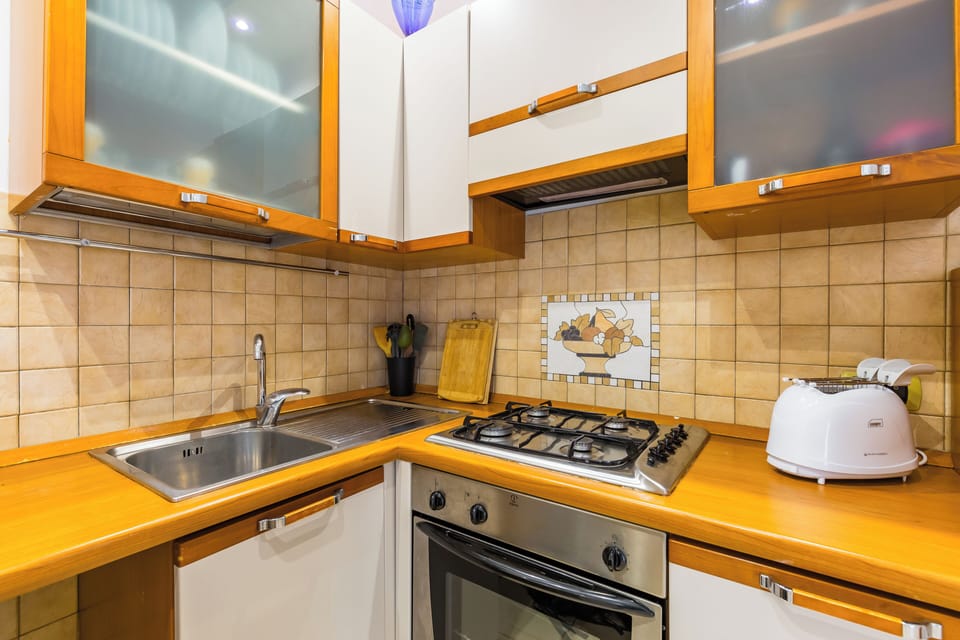 Studio (0 Bedroom) | Private kitchen | Oven, electric kettle