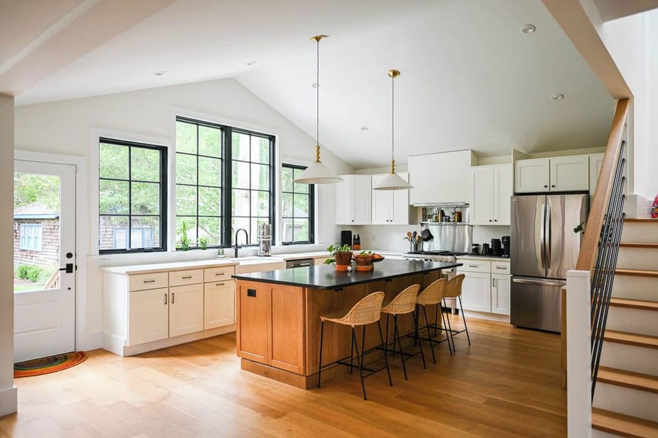 Fully equipped kitchen with stainless steel appliances. Perfect for family meals