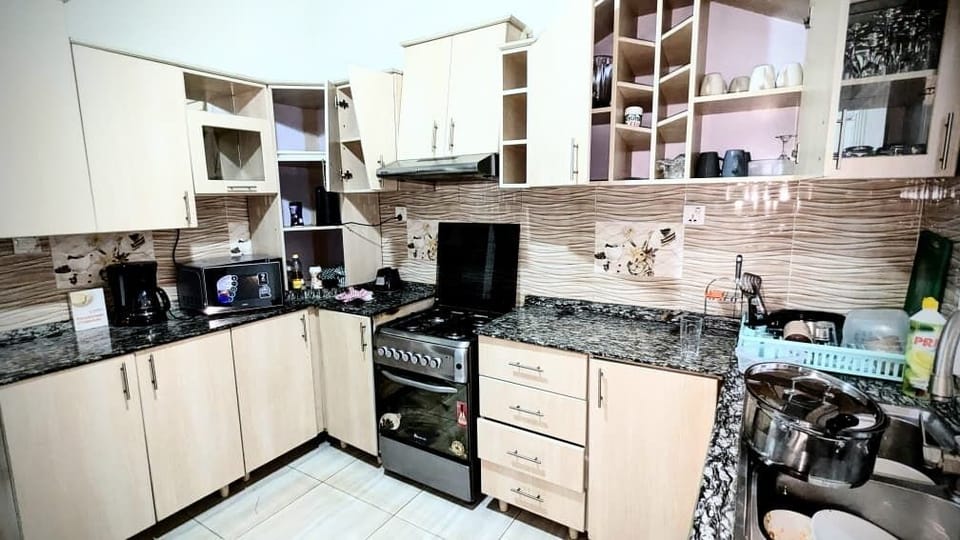 Full-size fridge, microwave, oven, stovetop