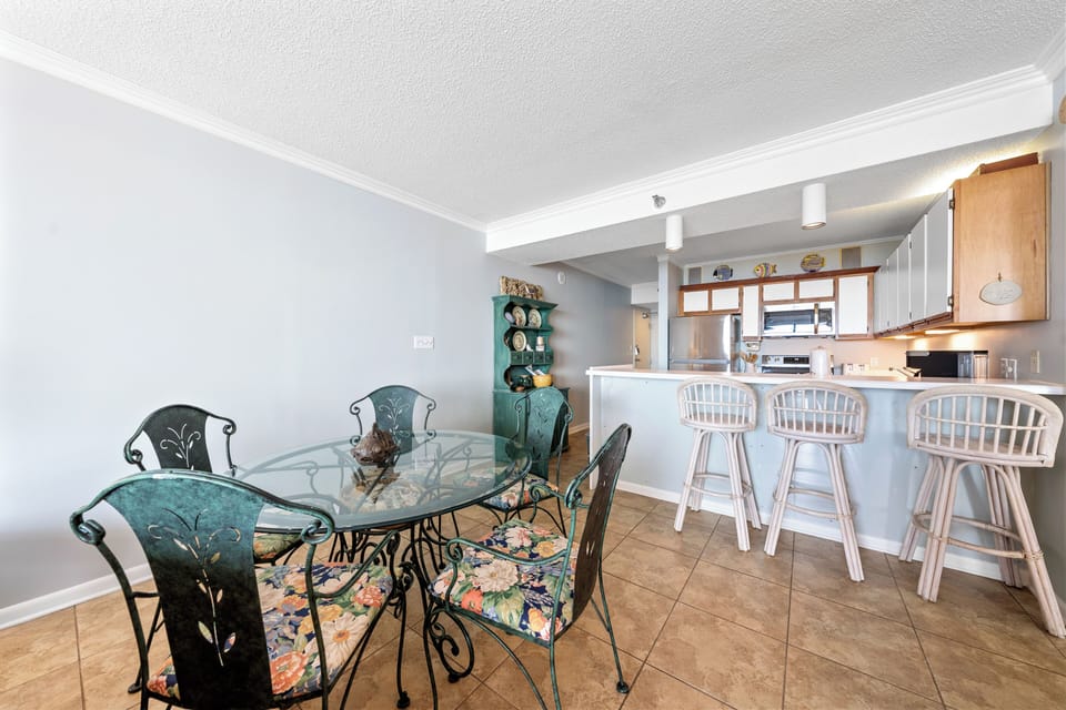 Seating for four at the dining table