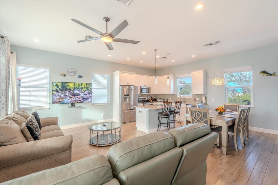 House, Multiple Beds (Harbor BayView) | Living area