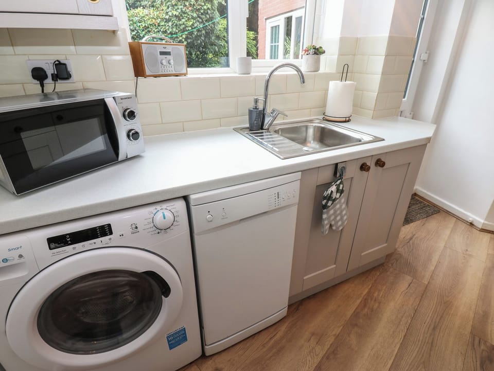 Dishwasher, cookware/dishes/utensils