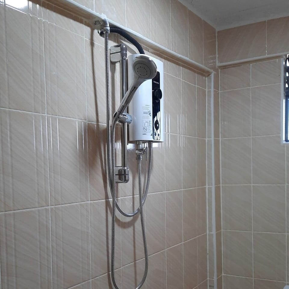 Deluxe Double Room | Bathroom | Shower, free toiletries, slippers, towels
