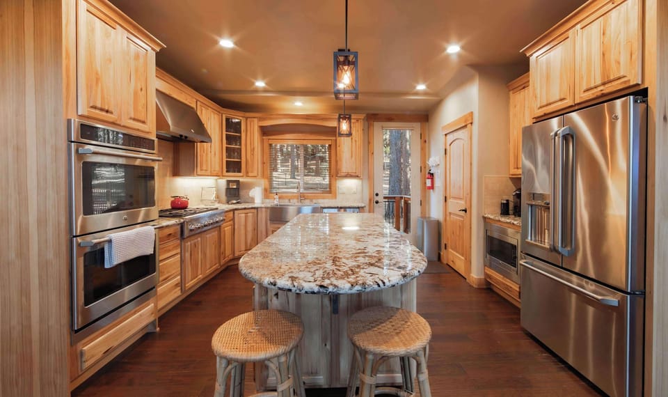 Chalet, Multiple Beds, Hot Tub, Mountain View (The T-Pot) | Private kitchen