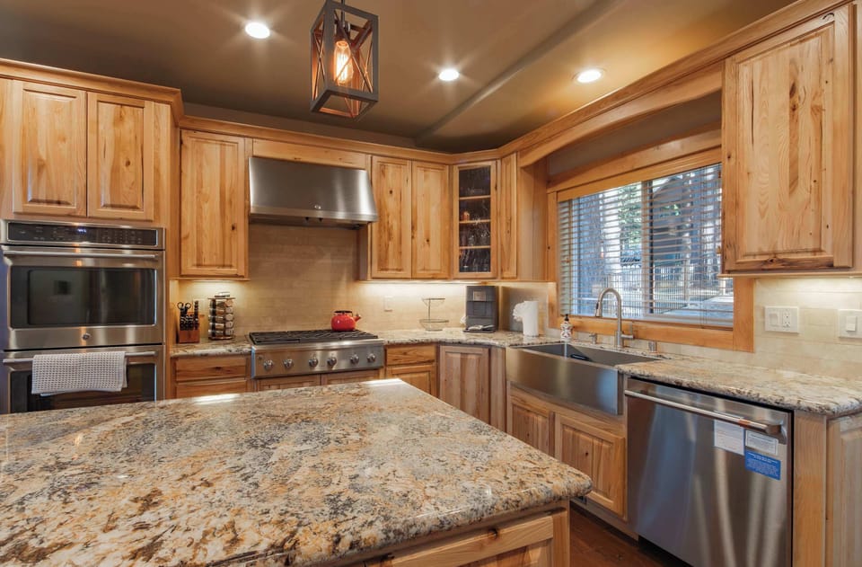 Chalet, Multiple Beds, Hot Tub, Mountain View (The T-Pot) | Private kitchen