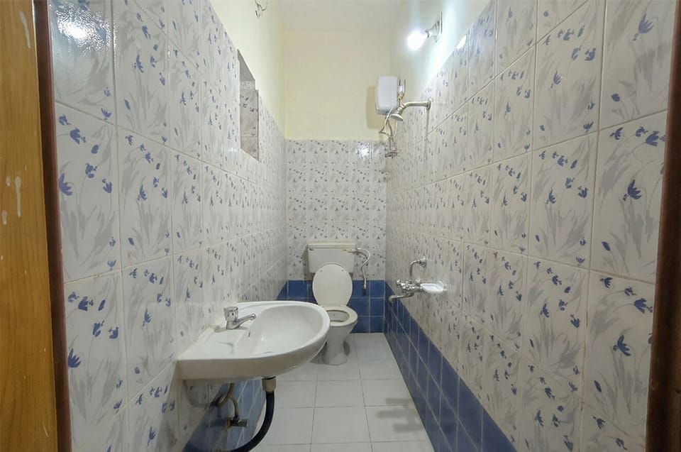 Comfort Double Room | Bathroom | Shower, towels, soap, shampoo