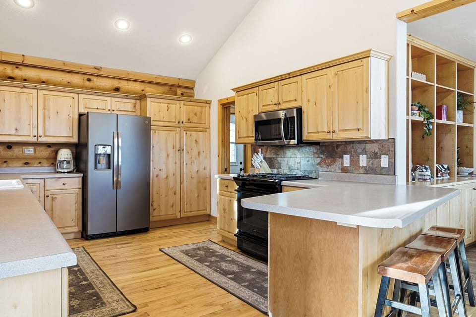 Fully stocked kitchen!