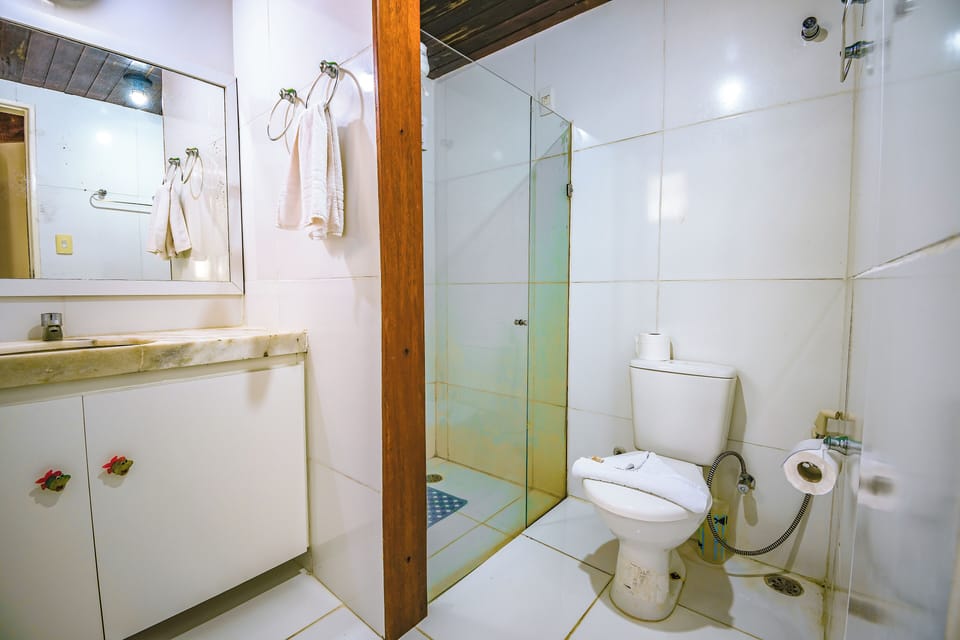 Suite | Bathroom | Free toiletries, towels, soap, shampoo